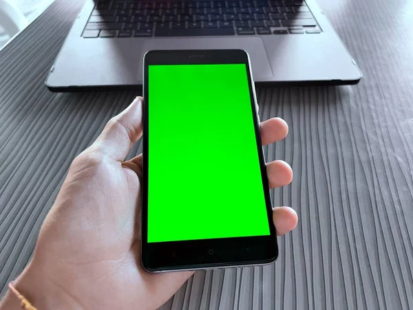 Männliche Hand Hält Ein Markenfreies Smartphone Mit Leerem Grünen Bildschirm — Stockfoto
