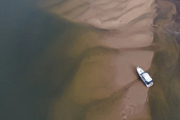 Het Bovenaanzicht Van Een Witte Boot Het Heldere Transparante Water — Stockfoto