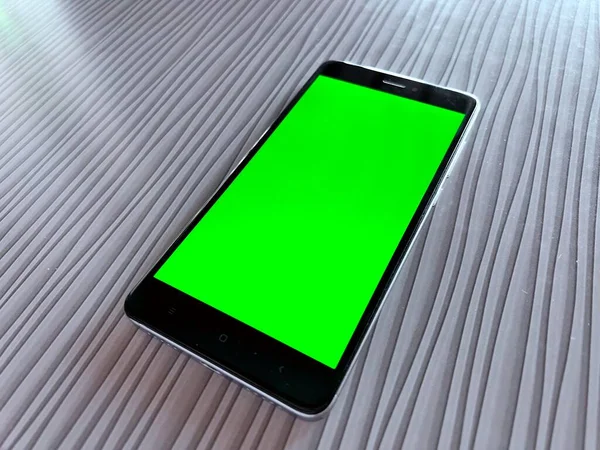 Нефирменный Смартфон Чистым Зеленым Экраном Столе — стоковое фото