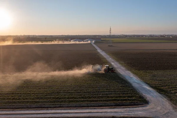Een Luchtfoto Van Het Landbouwveld Met Een Werkende Trekker Een — Stockfoto