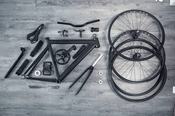 Ein Flacher Strahl Aller Einzelteile Eines Fahrrads Das Auf Grauem — Stockfoto