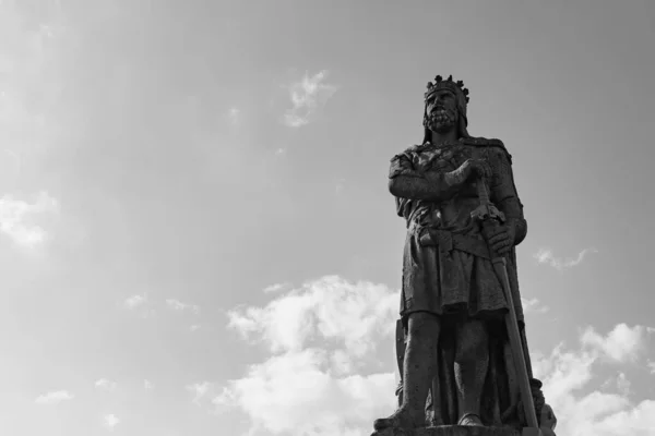 Low Angle Shot Statue Robert Bruce Cloudy Sky Grayscale — Stock Photo, Image