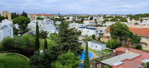 ポルトガルのプール付きの白い家の高角度ショット — ストック写真