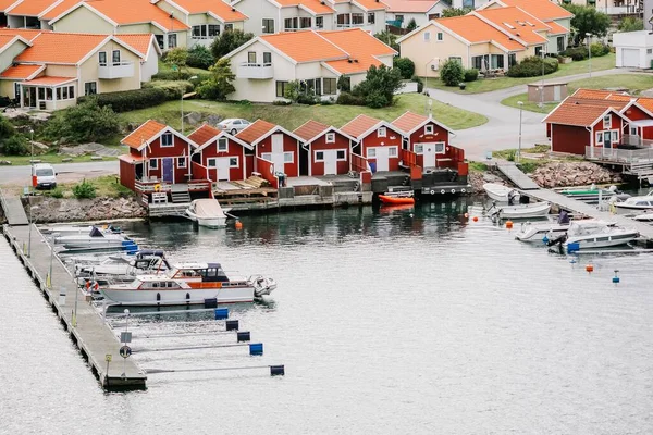 斯堪的纳维亚风格的渔民小屋和船港 — 图库照片