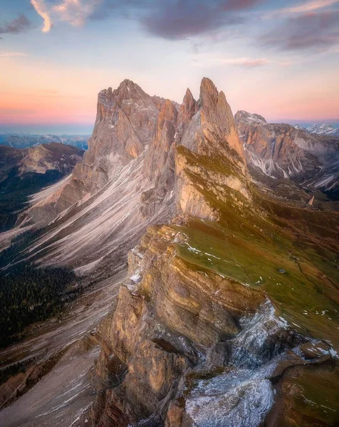 Arka Planda Günbatımı Olan Seceda Dağı Nın Dikey Manzarası Güney — Stok fotoğraf