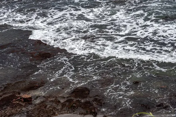 Крупним Планом Морське Миття Над Скелястим Пляжем Чудово Підходить Природного — стокове фото