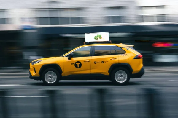 New York Sarı Bir Taksi Sokaklarda Araba Sürüyor — Stok fotoğraf