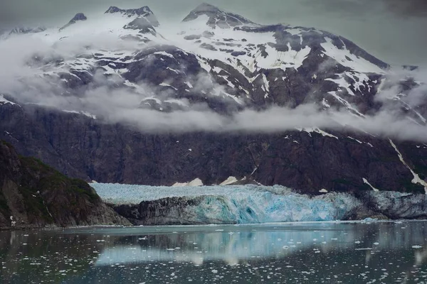 Uma Vista Panorâmica Uma Montanha Coberta Neve Refletindo Lago Tranquilo — Fotografia de Stock