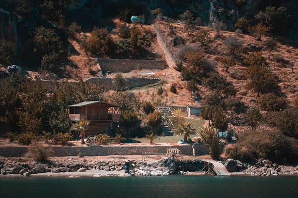 Una Casa Madera Histórica Solitaria Cerca Lago Con Antiguas Barreras — Foto de Stock