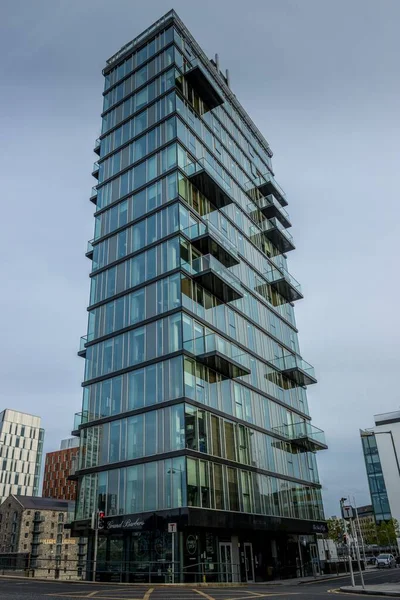 Schöne Aussicht Auf Ein Modernes Bürogebäude Mit Transparenten Fenstern — Stockfoto