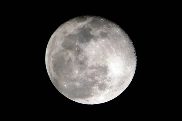 하늘을 배경으로 보름달을 클로즈업하는 — 스톡 사진