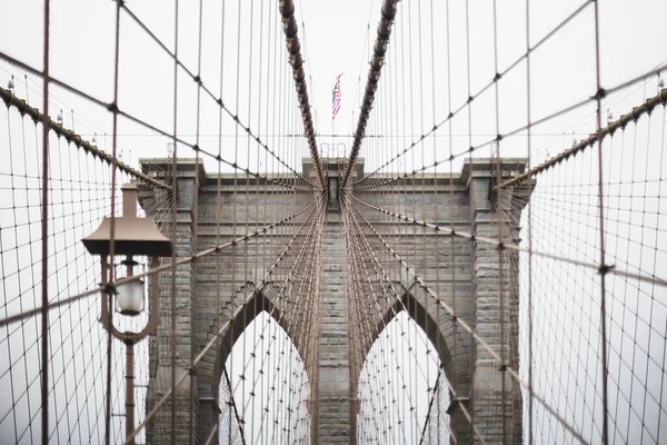 白い空を背景にした高さの高い鉄橋 — ストック写真