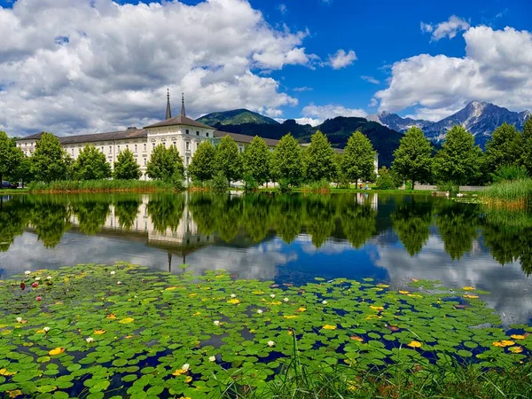 Klášter Admont Zelenými Stromy Jezerem Během Horkého Letního Dne Rakousko — Stock fotografie