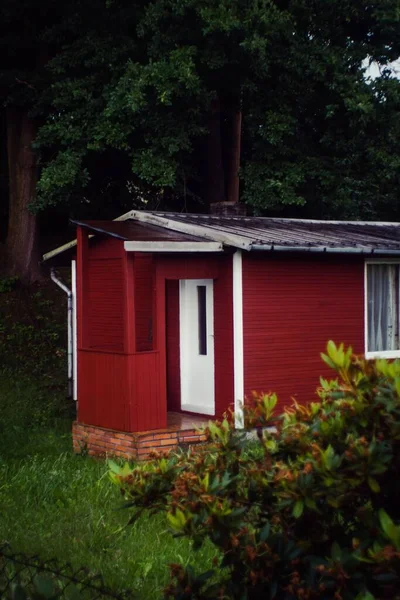 Une Maison Bois Rouge Dans Jardin Verdoyant — Photo