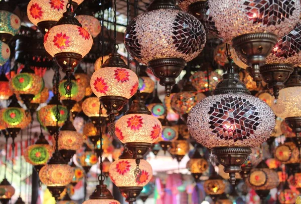 カラフルな装飾が施された明るいトルコのランプの幅広い品揃え — ストック写真