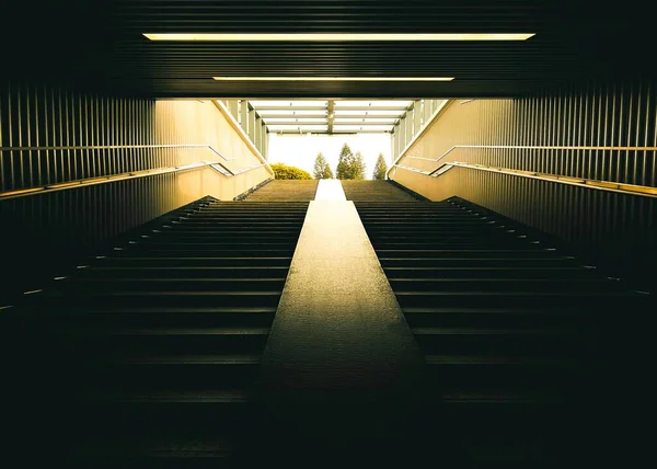 从地铁爬上楼梯的风景 — 图库照片