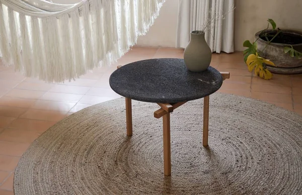 Designersida Ett Soffbord Naturlig Vulkanisk Sten Stenbrott Eller Terrazzo Med — Stockfoto