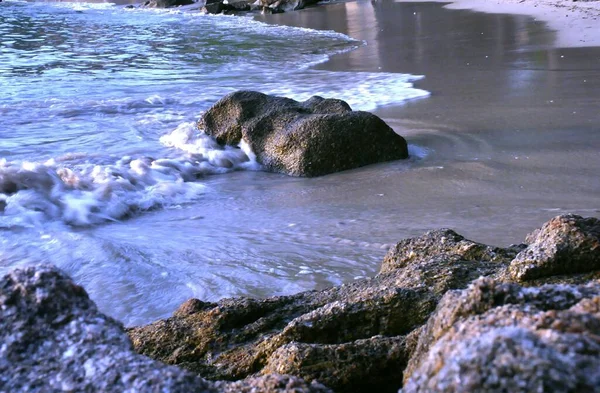 一幅幅海浪在沙滩上与岩石相撞的风景 — 图库照片