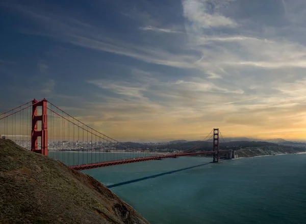 Bulutlu Gökyüzüne Karşı Golden Gate Köprüsü Nün Uzak Bir Görüntüsü — Stok fotoğraf