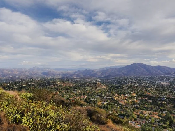 曇り空の日に丘の近くの緑の都市の空中風景 — ストック写真