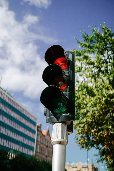 Вертикальний Низькорівневий Знімок Світлофора Вулиці Показує Червоний — стокове фото