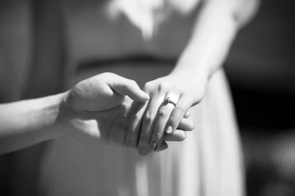 Detailní Záběr Ženicha Držícího Nevěstu Ruku Krásným Prstenem Prstě Natočeným — Stock fotografie