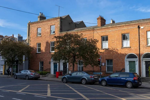 駐車場と植生のある近所のダブリンアイルランドのレンガ造りの建物 — ストック写真