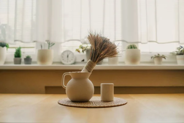 Eine Vase Mit Wiesenblumen Auf Dem Tisch Vor Dem Fenster — Stockfoto