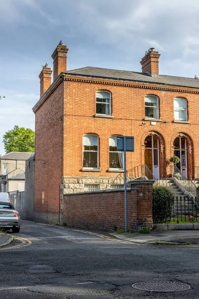 Uma Foto Vertical Edifício Tijolos Dublin Irlanda Bairro Com Carros — Fotografia de Stock