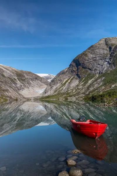 Красная Лодка Отражение Горы Чистом Озере — стоковое фото