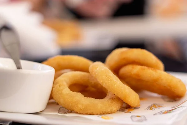 Närbild Bild Calamari Ringar Serveras Tallrik — Stockfoto