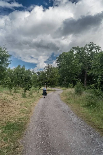 Woman Walking Staffordshire Lakeside Woodland Stoke Trent — Stock Photo, Image