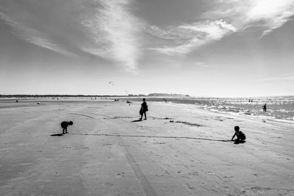 Escala Cinza Das Crianças Brincando Com Areia Praia Dia Ensolarado — Fotografia de Stock