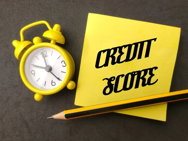 Una Sveglia Una Matita Una Nota Con Testo Credit Score — Foto Stock