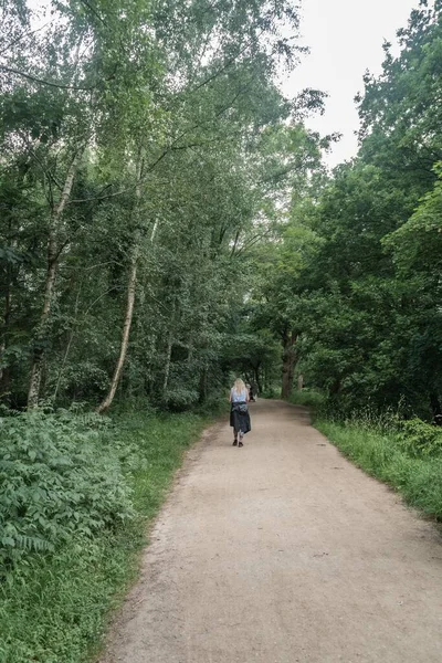 Woman Walking Staffordshire Lakeside Woodland Stoke Trent — Stock Photo, Image