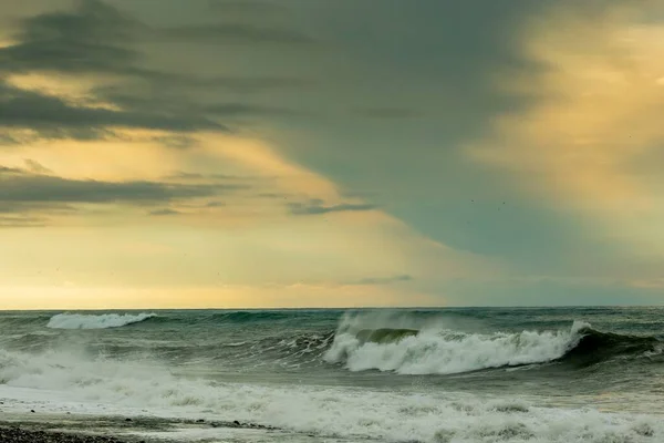 Ogromne Fale Oceaniczne Ciemnym Ponurym Niebem Tle — Zdjęcie stockowe