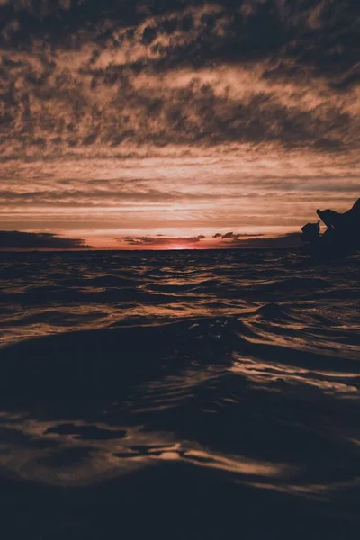 Tiro Vertical Pôr Sol Sobre Mar — Fotografia de Stock