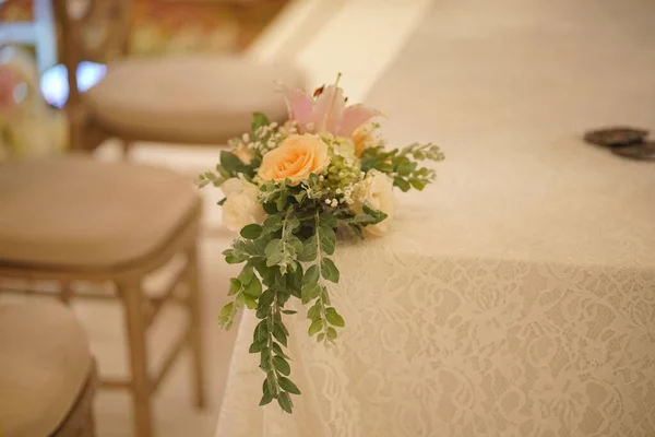 Gros Plan Une Décoration Florale Sur Bord Une Table — Photo