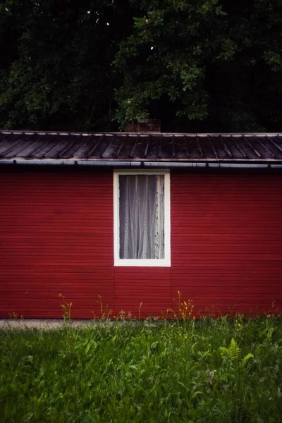 Ένα Κόκκινο Ξύλινο Σπίτι Ένα Καταπράσινο Κήπο — Φωτογραφία Αρχείου