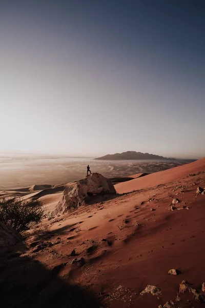 Вертикальний Вигляд Людини Стоїть Скелі Піщаних Дюнах Пустелі Під Яскравим — стокове фото