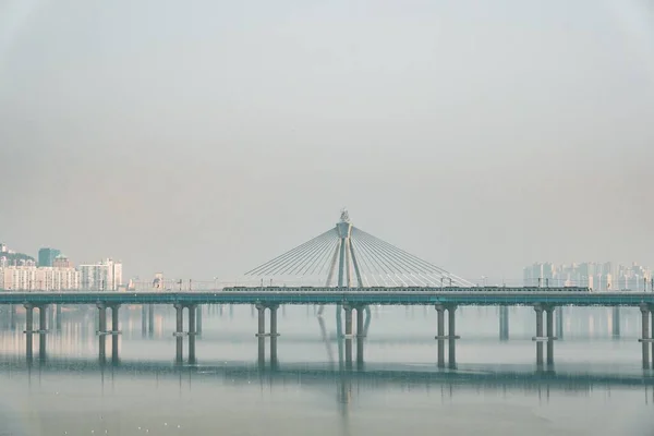 韩国首尔奥运大桥在万里无云的天空中映入眼帘 — 图库照片