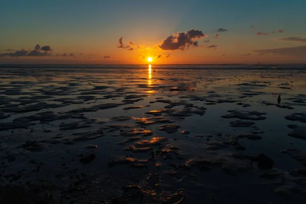 Низкий Приливной Пляж Солнцем Отражающимся Воде Закате — стоковое фото
