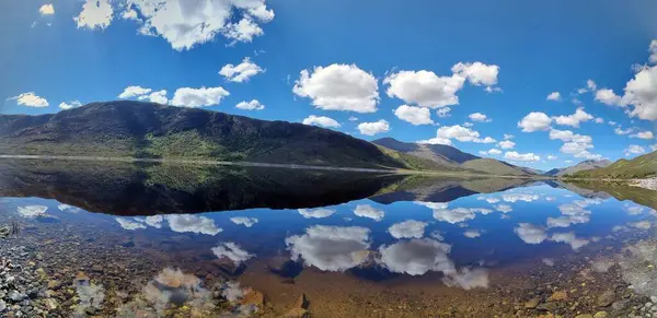 Vista Panorâmica Colinas Nuvens Reflexão Sobre Água Lago Norte Escócia — Fotografia de Stock