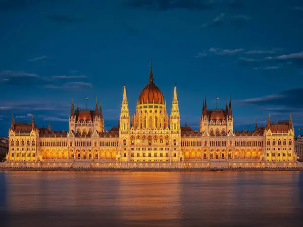 Una Vista Nocturna Del Edificio Del Parlamento Húngaro Iluminado Por — Foto de Stock