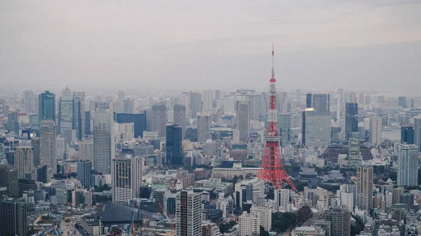 Tokyo Şehrinin Gökdelenlerden Modern Binalardan Görünen Kırmızı Tokyo Kulesi — Stok fotoğraf