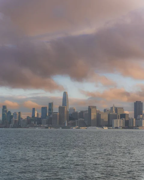 Pionowy Wgl San Francisco Miejskich Zabudowañ Nad Morzem Pod Zachmurzonym — Zdjęcie stockowe