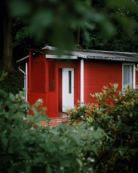 Pionowe Ujęcie Typowych Szwedzkich Domków Malowanych Kolorze Falun Miedzi Czerwony — Zdjęcie stockowe