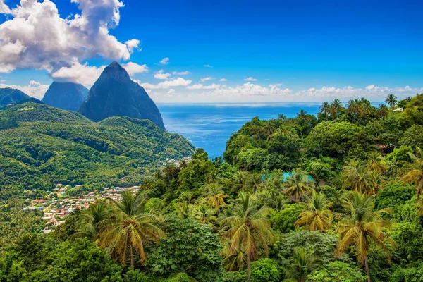 Ilha Santa Lúcia Com Colinas Verdes Rochas Florestas Tropicais Perto — Fotografia de Stock