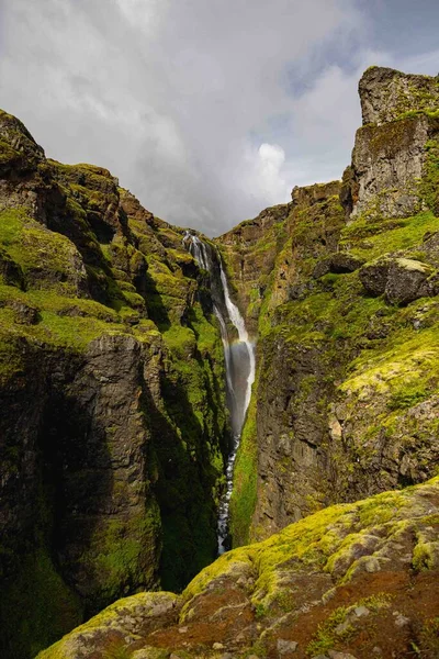 Disparo Vertical Una Hermosa Cascada Que Fluye Por Las Montañas —  Fotos de Stock