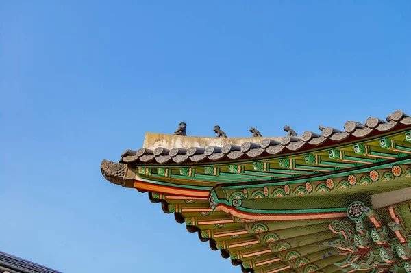 Uma Parte Telhado Templo Asiático Contra Céu Claro Sem Nuvens — Fotografia de Stock